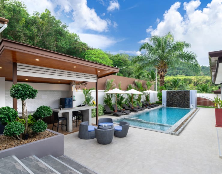 Villa contemporaine avec piscine, transats et espace bar en extérieur